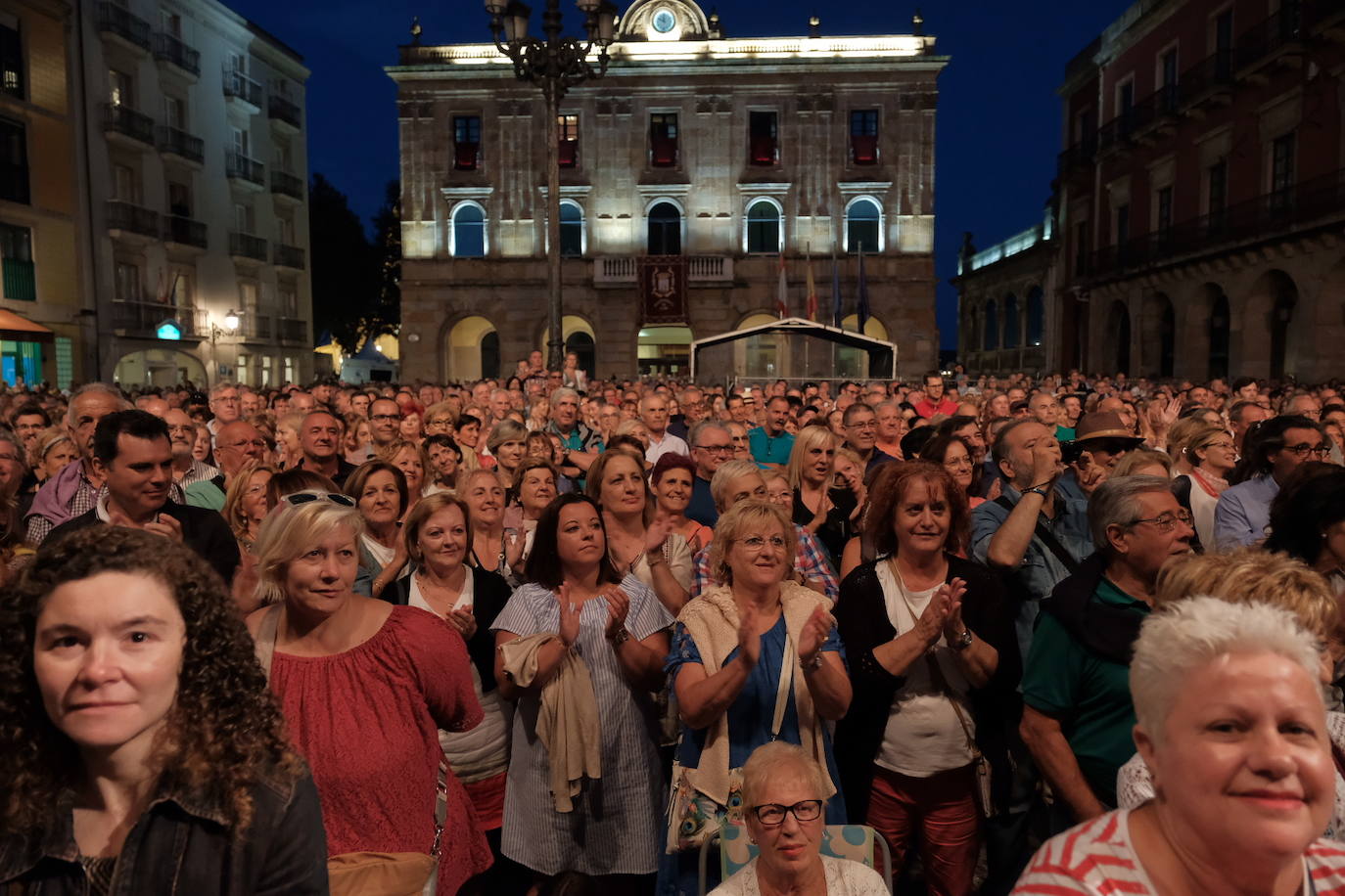El mítico grupo asturiano recordó al numeroso público asistente que aún tienen mecha para seguir en los escenarios.
