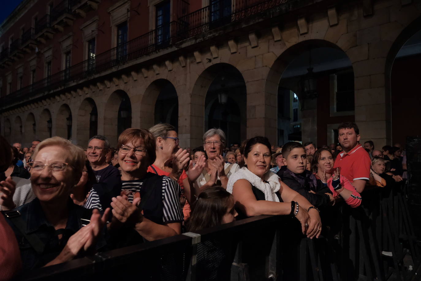 El mítico grupo asturiano recordó al numeroso público asistente que aún tienen mecha para seguir en los escenarios.