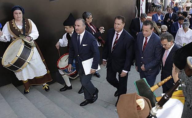 Pablo Junceda, director general de Sabadell Herrero, Félix Baragaño, presidente de la Cámara de Comercio de Gijón, y Marcelino Marcos Líndez, presidente de la Junta General.