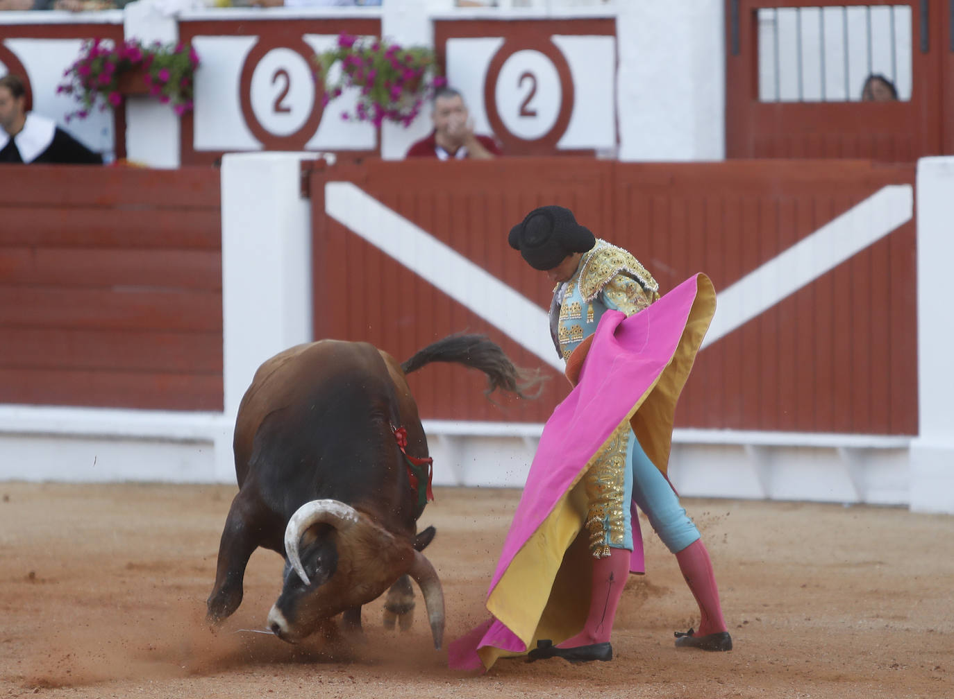 El novillero mexicano dejó buen sabor de boca en la tarde de su debut con caballos en Gijón, una función en la que tanto José Fernando Molina, que obtuvo también un apéndice, como Manuel Diosleguarde anduvieron más bien discretos.