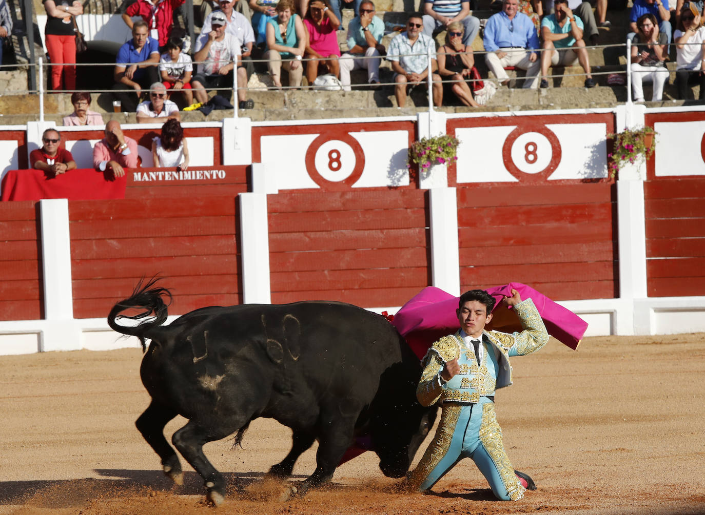 El novillero mexicano dejó buen sabor de boca en la tarde de su debut con caballos en Gijón, una función en la que tanto José Fernando Molina, que obtuvo también un apéndice, como Manuel Diosleguarde anduvieron más bien discretos.