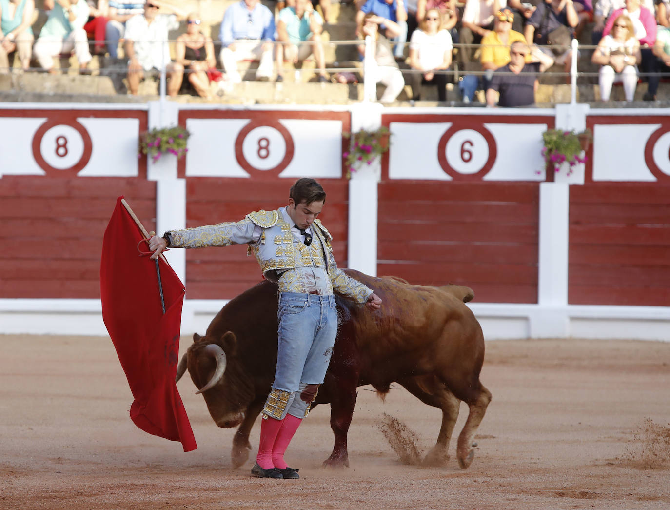 El novillero mexicano dejó buen sabor de boca en la tarde de su debut con caballos en Gijón, una función en la que tanto José Fernando Molina, que obtuvo también un apéndice, como Manuel Diosleguarde anduvieron más bien discretos.