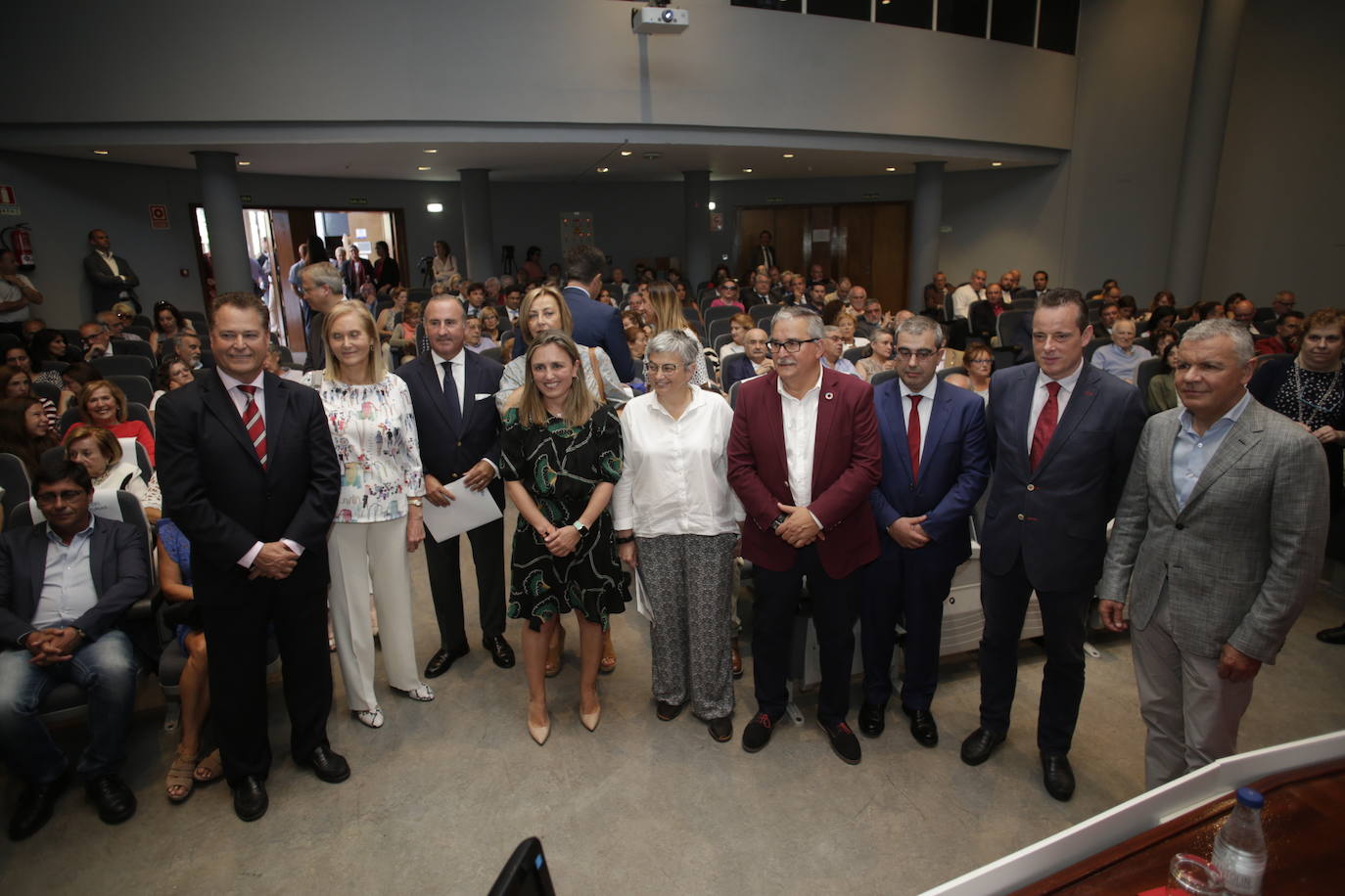 EL COMERCIO y la empresaria María Calvo, vicepresidenta de la Federación Asturiana de Empresarios (Fade), han sido galardonados con el XV Premio Ateneo Jovellanos al Desarrollo Económico e Industrial de Asturias, patrocinado por SabadellHerrero.