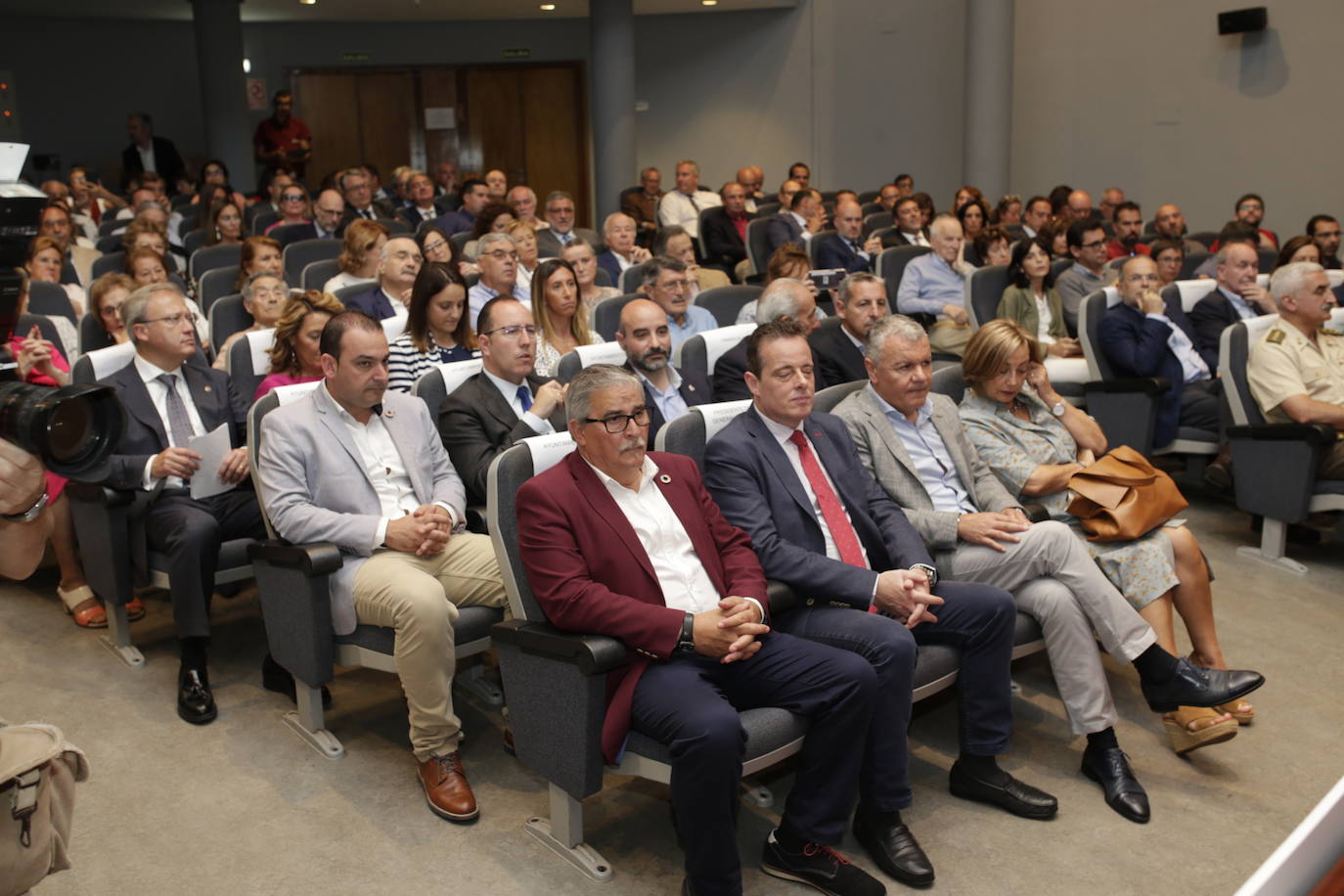 EL COMERCIO y la empresaria María Calvo, vicepresidenta de la Federación Asturiana de Empresarios (Fade), han sido galardonados con el XV Premio Ateneo Jovellanos al Desarrollo Económico e Industrial de Asturias, patrocinado por SabadellHerrero.