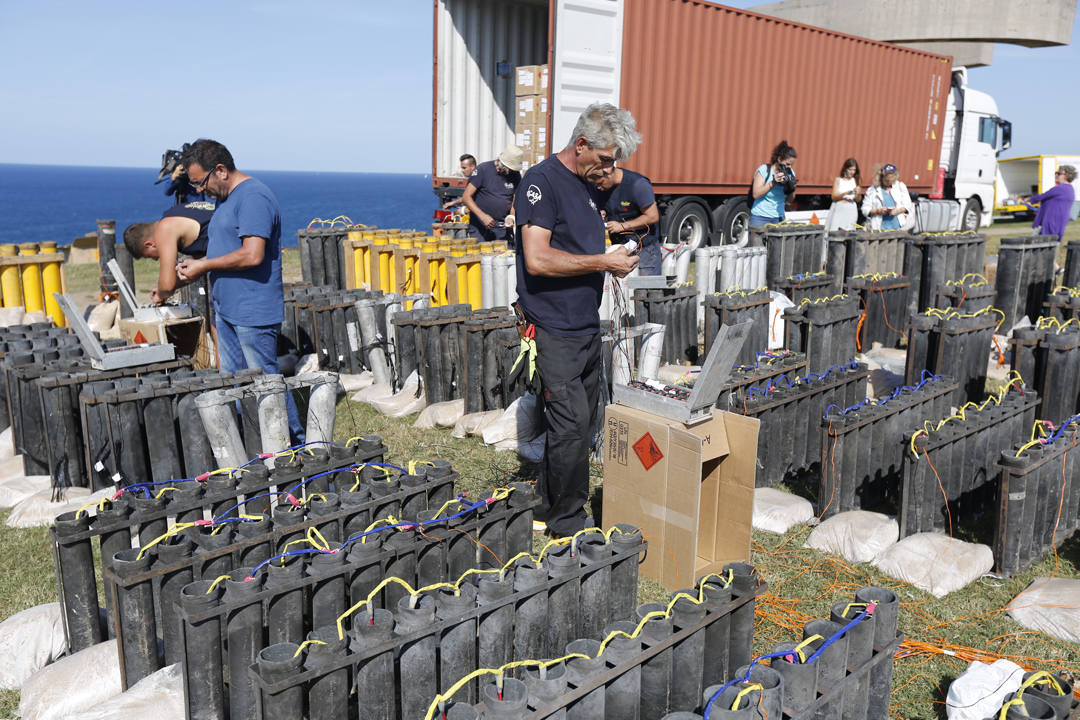 Más de 1.600 kilos de fuegos artificiales iluminarán este miércoles el cielo de Gijon en la gran Noche de los Fuegos. El espectáculo, que durará unos veinticinco minutos, podrá ver desde las playas de San Lorenzo, Poniente y El Arbeyal, y arrancará a medianoche.