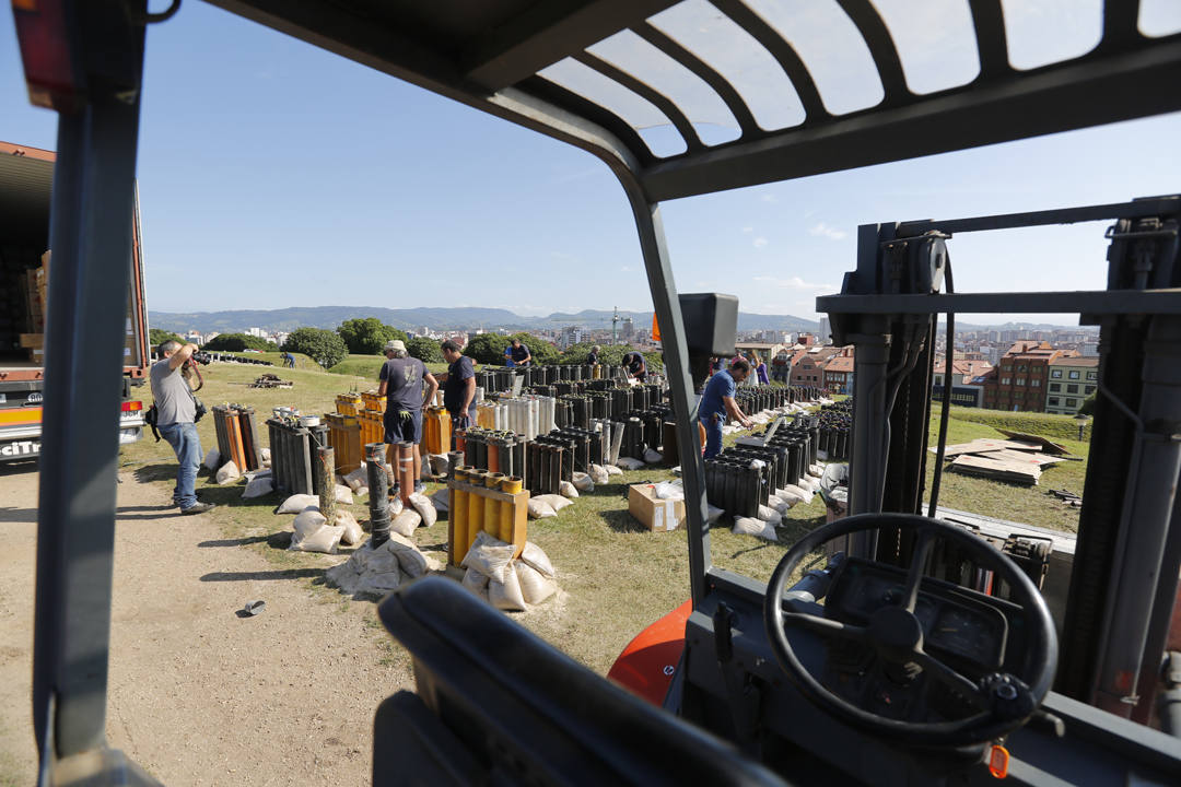 Más de 1.600 kilos de fuegos artificiales iluminarán este miércoles el cielo de Gijon en la gran Noche de los Fuegos. El espectáculo, que durará unos veinticinco minutos, podrá ver desde las playas de San Lorenzo, Poniente y El Arbeyal, y arrancará a medianoche.