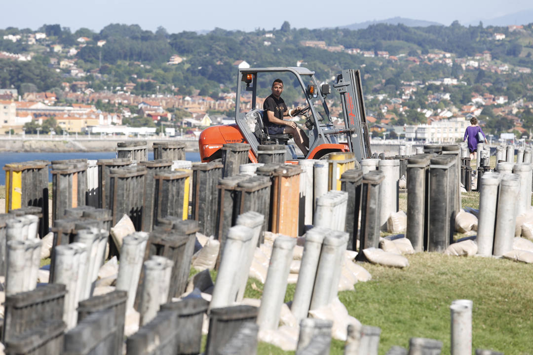 Más de 1.600 kilos de fuegos artificiales iluminarán este miércoles el cielo de Gijon en la gran Noche de los Fuegos. El espectáculo, que durará unos veinticinco minutos, podrá ver desde las playas de San Lorenzo, Poniente y El Arbeyal, y arrancará a medianoche.