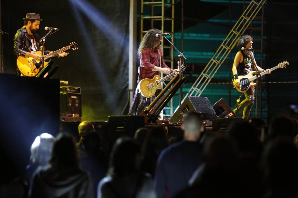 La banda, que ocupa un hueco privilegiado en la historia del rock en nuestro país, repasó sus míticos temas ante un público gijonés entregado.