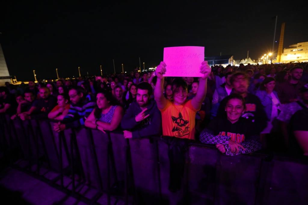 La banda, que ocupa un hueco privilegiado en la historia del rock en nuestro país, repasó sus míticos temas ante un público gijonés entregado.