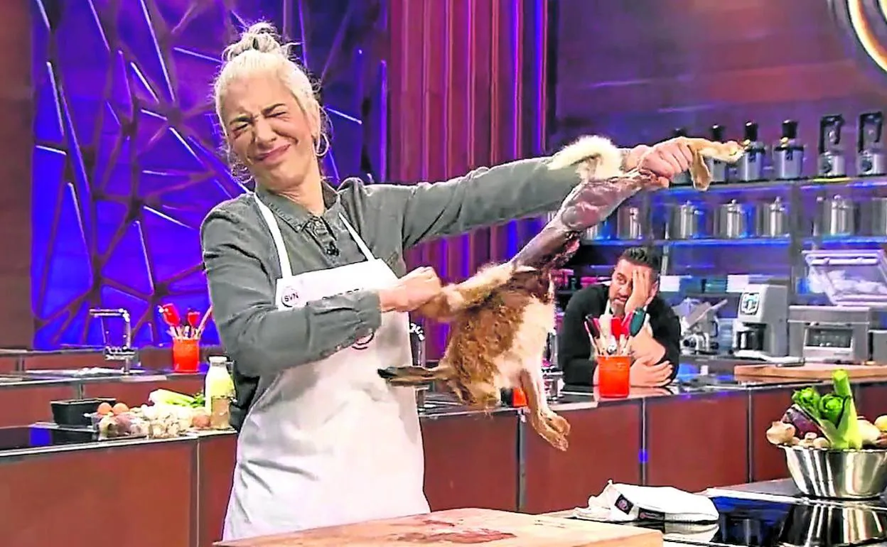 Teresa, concursante del 'talent' culinario del ente público, despelleja un conejo durante una de las pruebas.