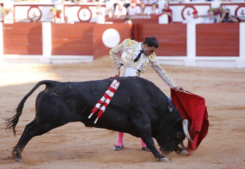 Tercera tarde de abono en el coso de El Bibio, con los toreros Antonio Ferreras, Álvaro Lorenzo y Paco Ureña.