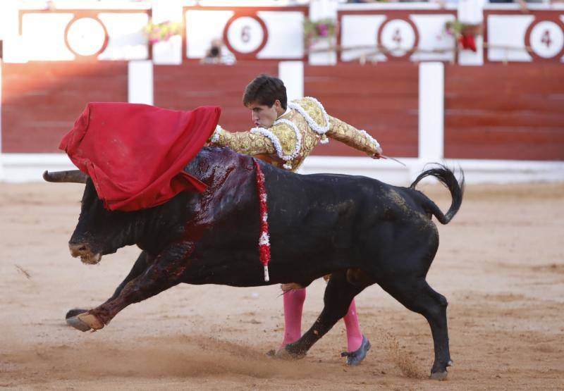 Tercera tarde de abono en el coso de El Bibio, con los toreros Antonio Ferreras, Álvaro Lorenzo y Paco Ureña.