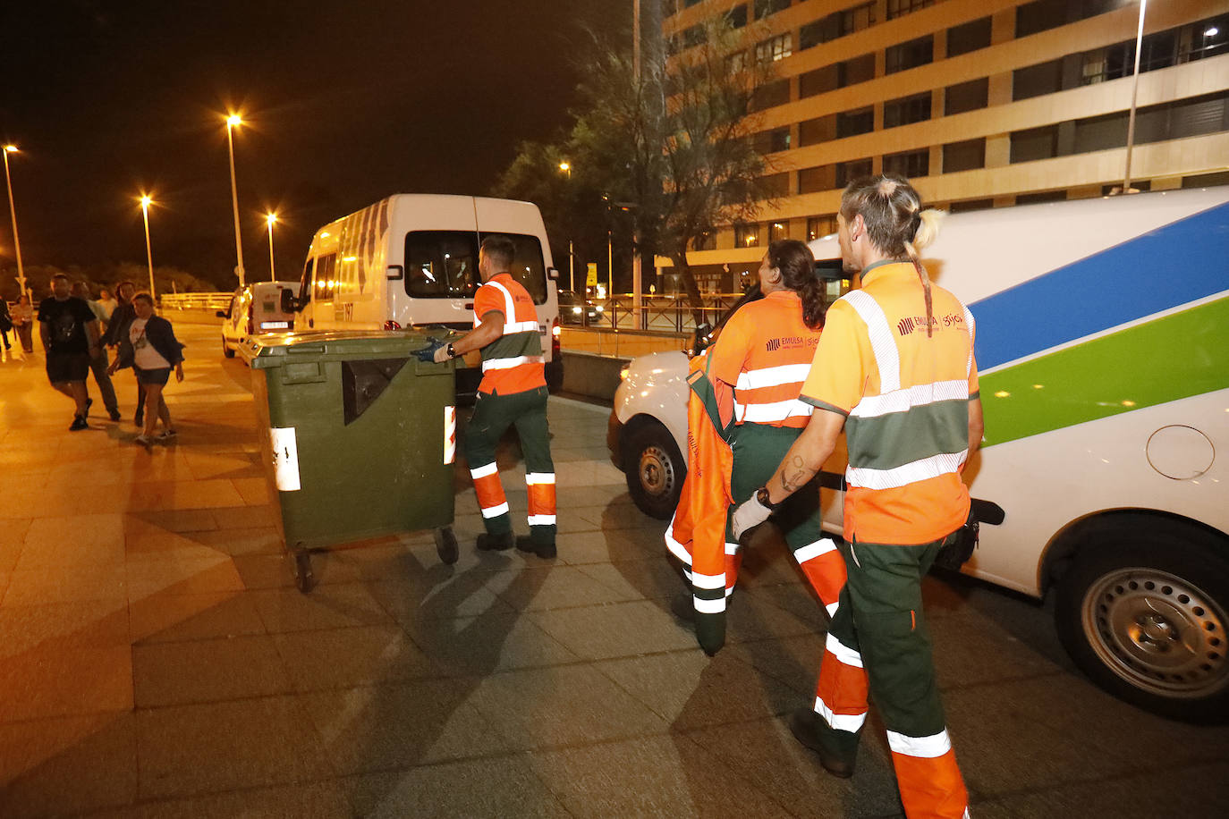 La fiesta hizo necesario que el personal de limpieza se emplease a fondo de madrugada para que la ciudad estuviese estuviese en perfecto estado a primera hora de la mañana.