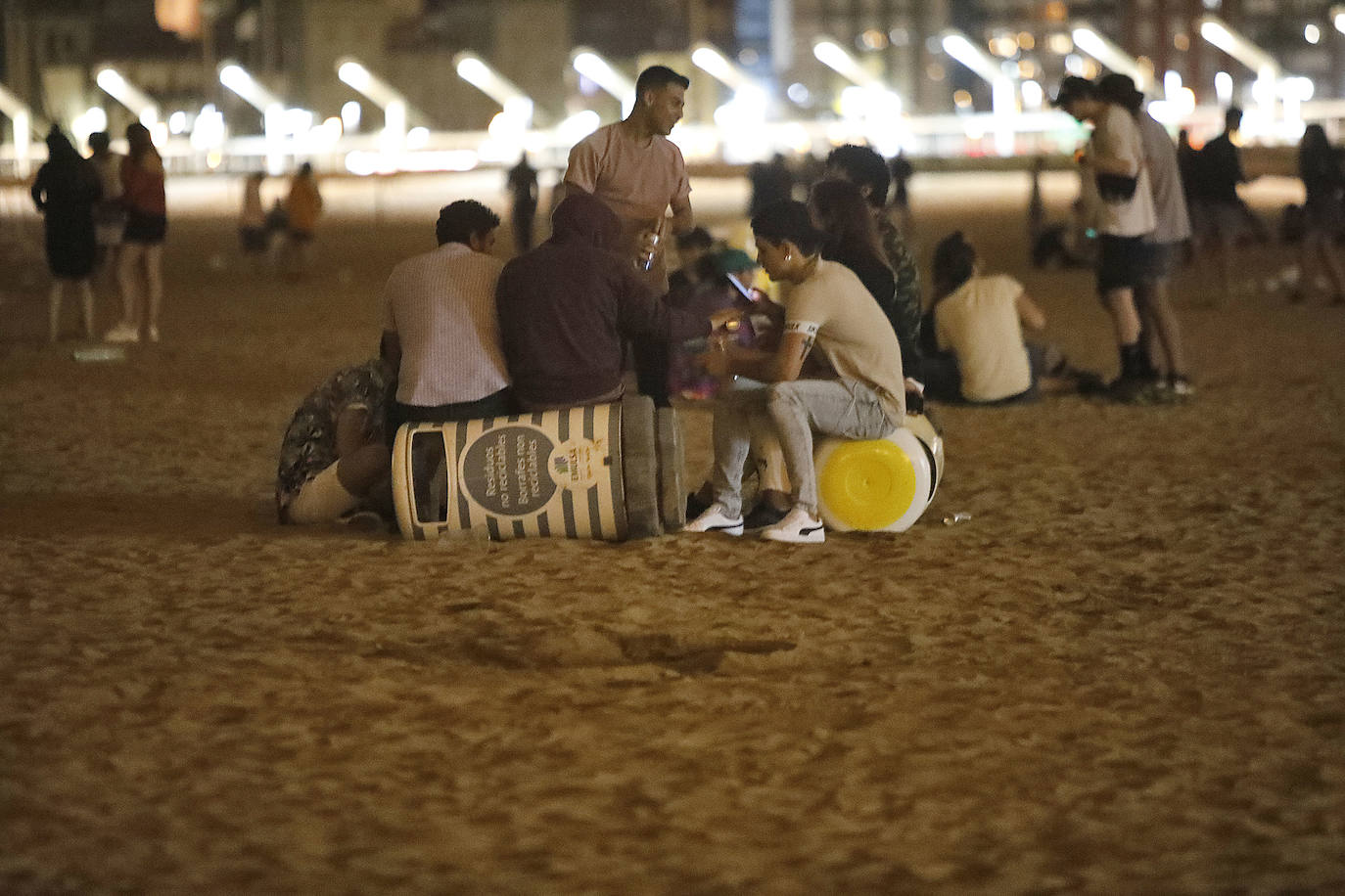 La fiesta hizo necesario que el personal de limpieza se emplease a fondo de madrugada para que la ciudad estuviese estuviese en perfecto estado a primera hora de la mañana.