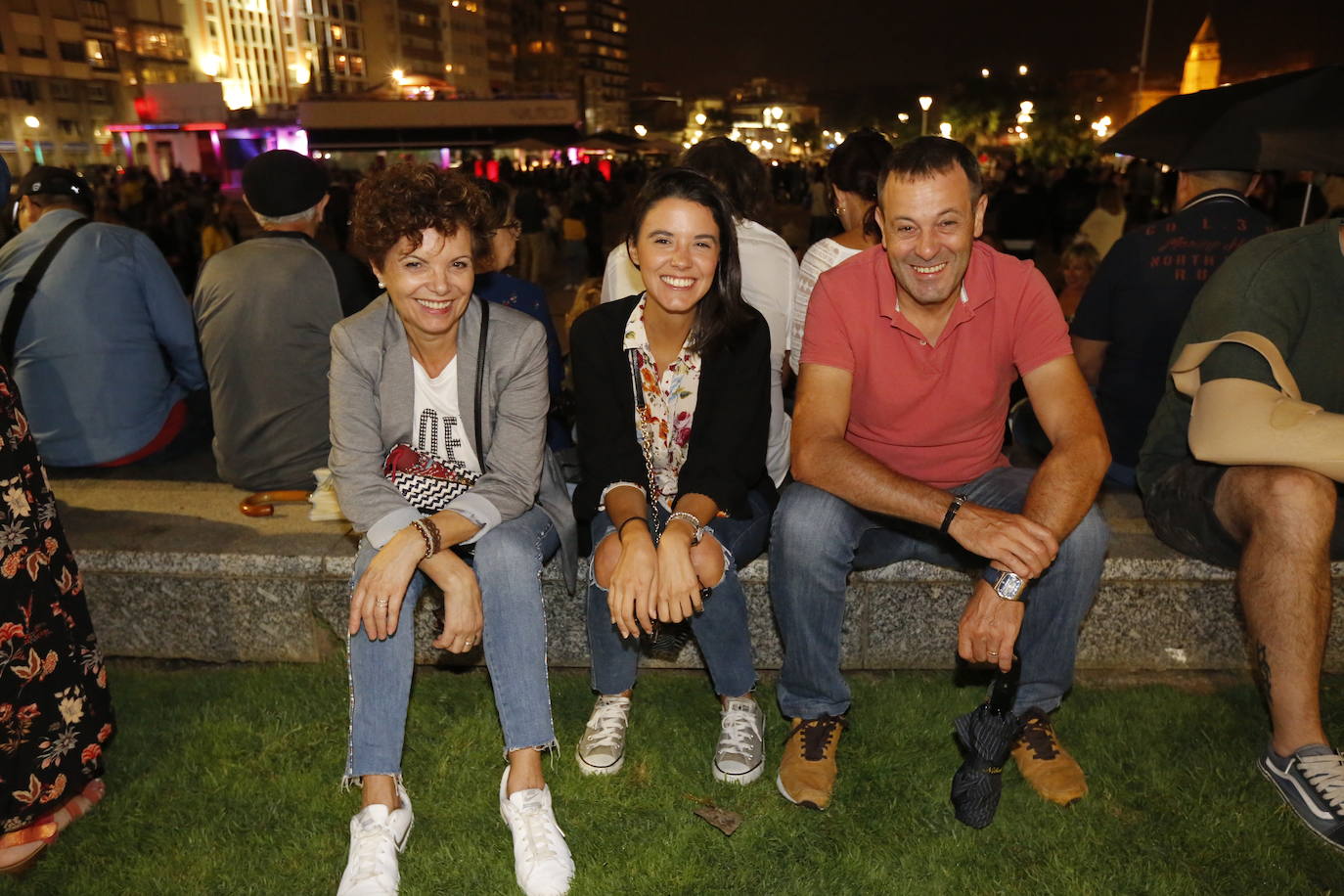 El cielo gijonés se iluminó con 4.704 carcasas pirotécnicas de las que 1.500 se dispararon en los últimos segundos de traca final. Hubo problemas de visibilidad desde algunas zonas del Muro de San Lorenzo durante parte del espectáculo pirotécnico, que fue mejorando.