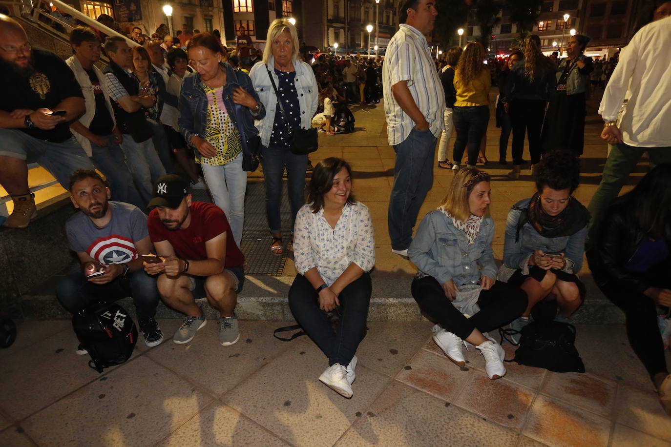 El cielo gijonés se iluminó con 4.704 carcasas pirotécnicas de las que 1.500 se dispararon en los últimos segundos de traca final. Hubo problemas de visibilidad desde algunas zonas del Muro de San Lorenzo durante parte del espectáculo pirotécnico, que fue mejorando.