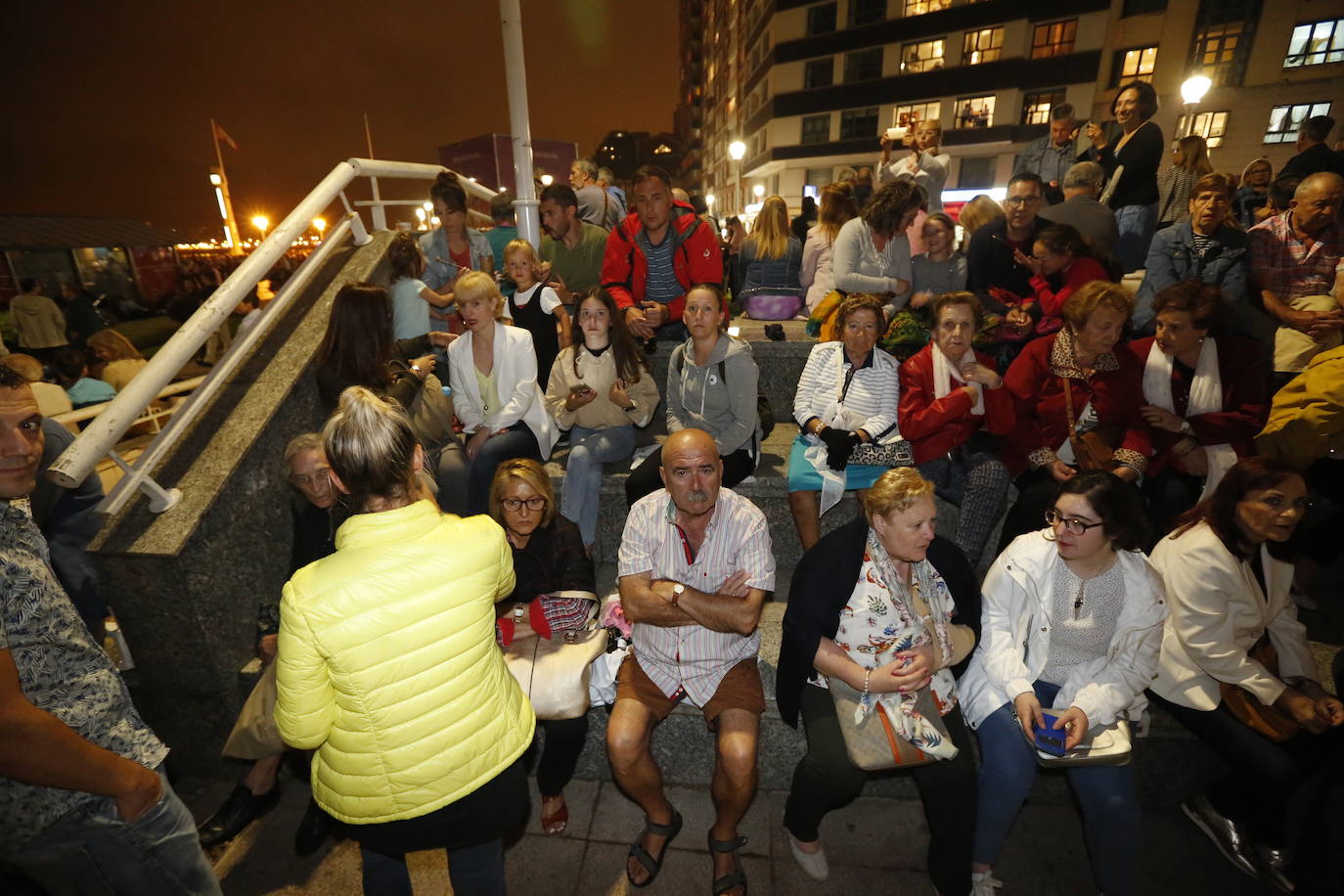 El cielo gijonés se iluminó con 4.704 carcasas pirotécnicas de las que 1.500 se dispararon en los últimos segundos de traca final. Hubo problemas de visibilidad desde algunas zonas del Muro de San Lorenzo durante parte del espectáculo pirotécnico, que fue mejorando.