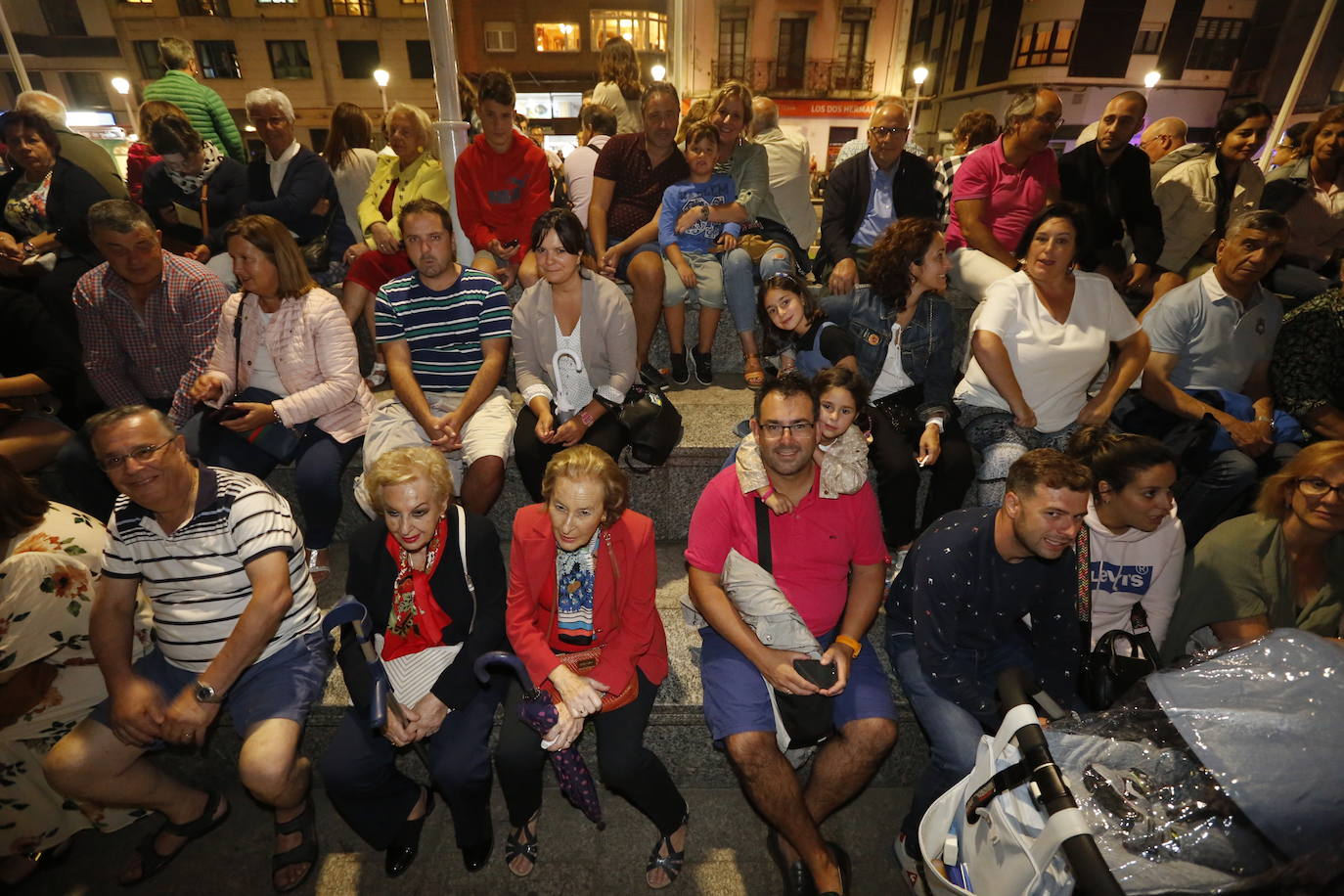 El cielo gijonés se iluminó con 4.704 carcasas pirotécnicas de las que 1.500 se dispararon en los últimos segundos de traca final. Hubo problemas de visibilidad desde algunas zonas del Muro de San Lorenzo durante parte del espectáculo pirotécnico, que fue mejorando.