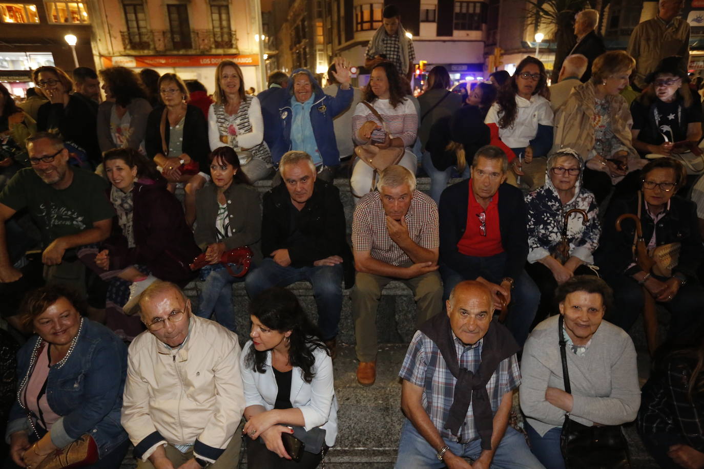 El cielo gijonés se iluminó con 4.704 carcasas pirotécnicas de las que 1.500 se dispararon en los últimos segundos de traca final. Hubo problemas de visibilidad desde algunas zonas del Muro de San Lorenzo durante parte del espectáculo pirotécnico, que fue mejorando.