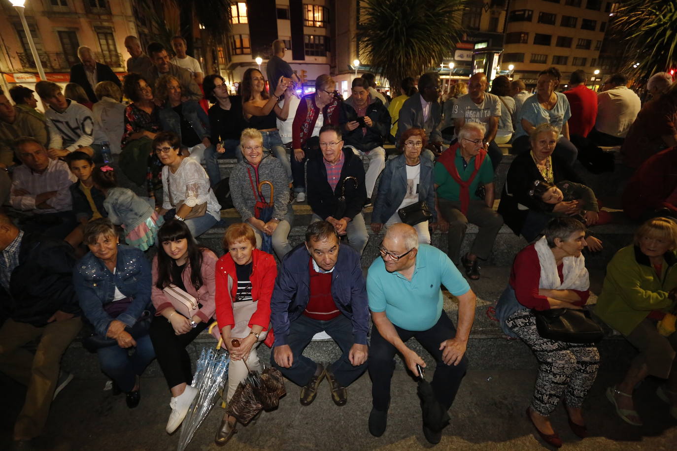 El cielo gijonés se iluminó con 4.704 carcasas pirotécnicas de las que 1.500 se dispararon en los últimos segundos de traca final. Hubo problemas de visibilidad desde algunas zonas del Muro de San Lorenzo durante parte del espectáculo pirotécnico, que fue mejorando.