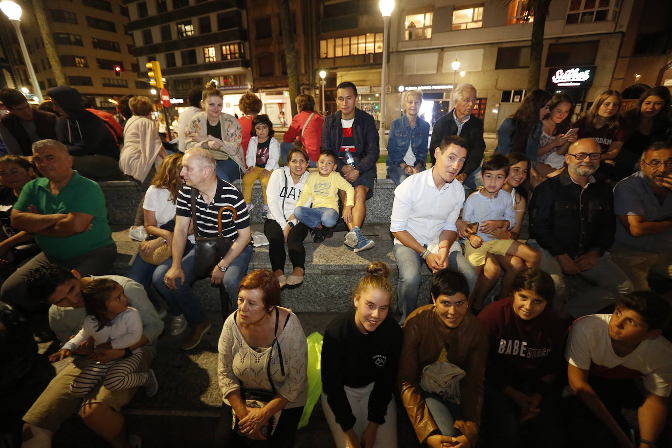 El cielo gijonés se iluminó con 4.704 carcasas pirotécnicas de las que 1.500 se dispararon en los últimos segundos de traca final. Hubo problemas de visibilidad desde algunas zonas del Muro de San Lorenzo durante parte del espectáculo pirotécnico, que fue mejorando.