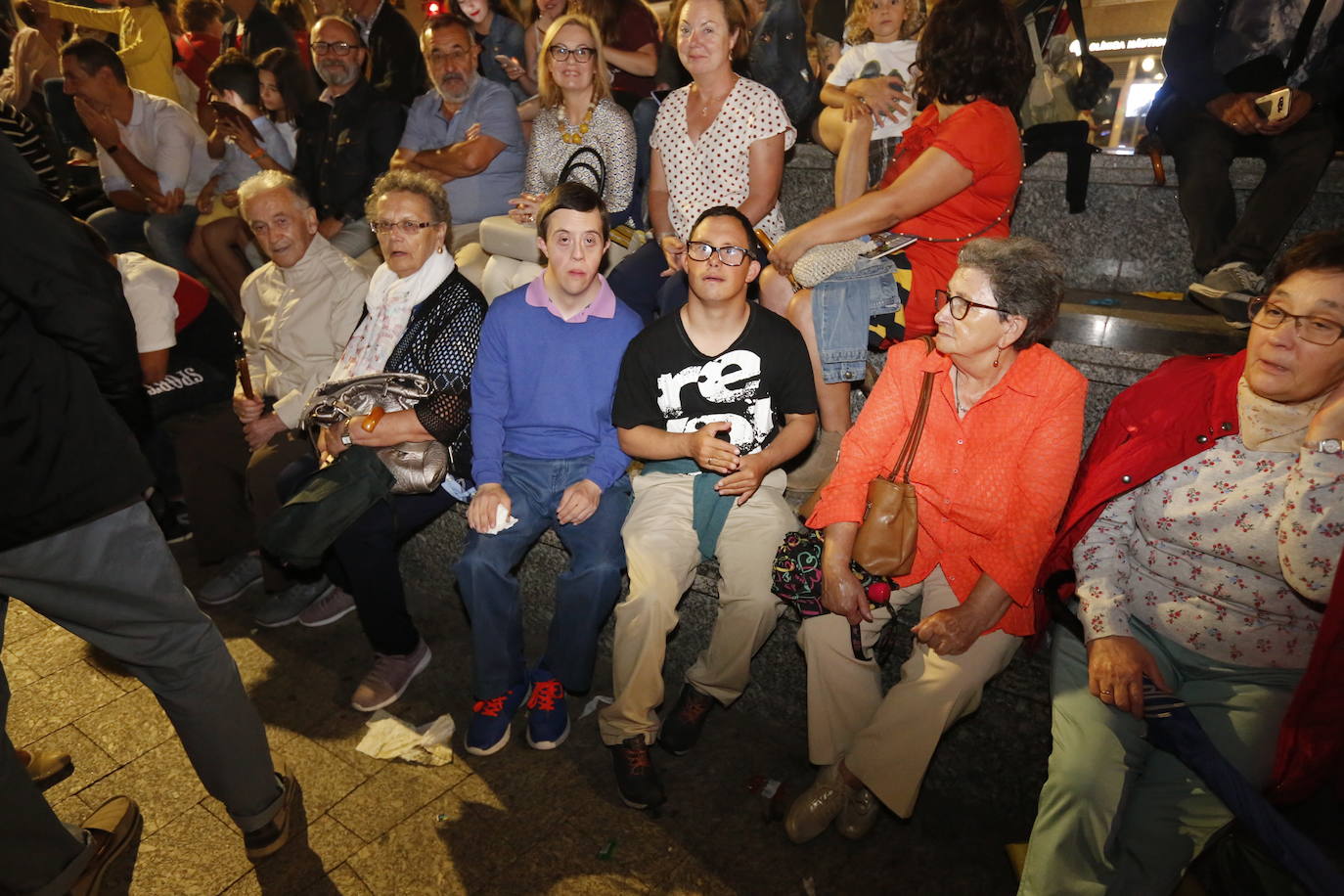 El cielo gijonés se iluminó con 4.704 carcasas pirotécnicas de las que 1.500 se dispararon en los últimos segundos de traca final. Hubo problemas de visibilidad desde algunas zonas del Muro de San Lorenzo durante parte del espectáculo pirotécnico, que fue mejorando.