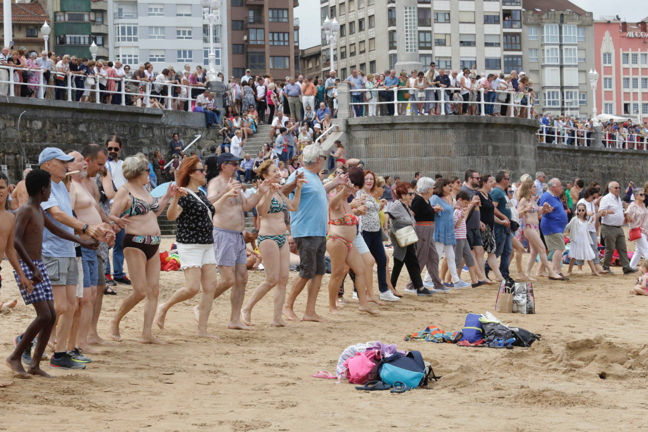 La Semana Grande de Gijón se despide bailando al son de la tonada. El broche final lo puso el Restallón, una descarga de voladores desde el Cerro de Santa Catalina que contó con más de 183,79 kilogramos de pólvora en 464 unidades de disparo.