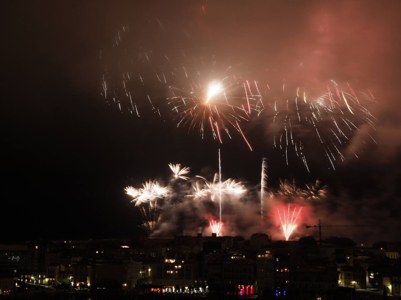 El cielo gijonés se iluminó con 4.704 carcasas pirotécnicas de las que 1.500 se dispararon en los últimos segundos de traca final. Hubo problemas de visibilidad desde algunas zonas del Muro de San Lorenzo durante parte del espectáculo pirotécnico, que fue mejorando.