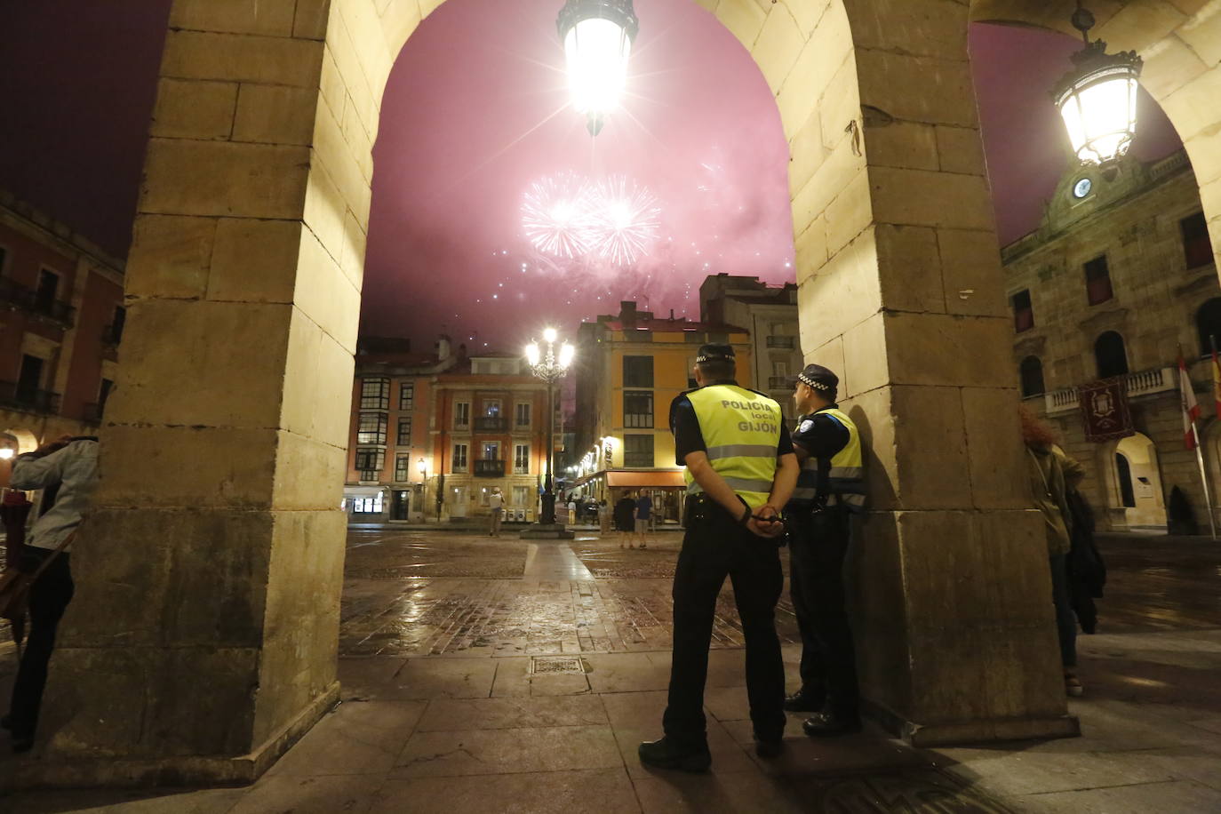 El cielo gijonés se iluminó con 4.704 carcasas pirotécnicas de las que 1.500 se dispararon en los últimos segundos de traca final. Hubo problemas de visibilidad desde algunas zonas del Muro de San Lorenzo durante parte del espectáculo pirotécnico, que fue mejorando.