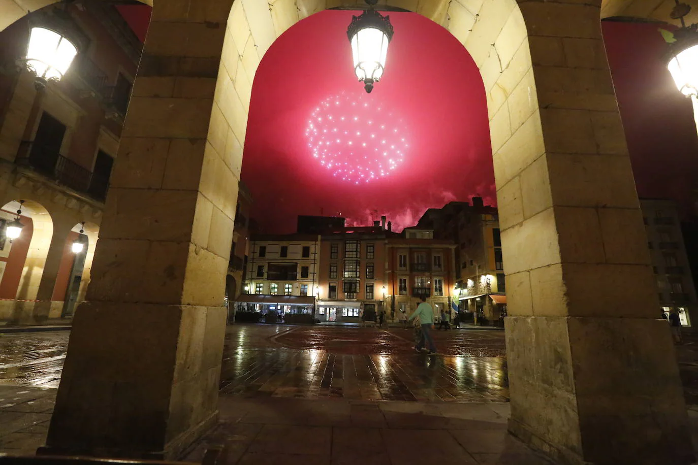 El cielo gijonés se iluminó con 4.704 carcasas pirotécnicas de las que 1.500 se dispararon en los últimos segundos de traca final. Hubo problemas de visibilidad desde algunas zonas del Muro de San Lorenzo durante parte del espectáculo pirotécnico, que fue mejorando.