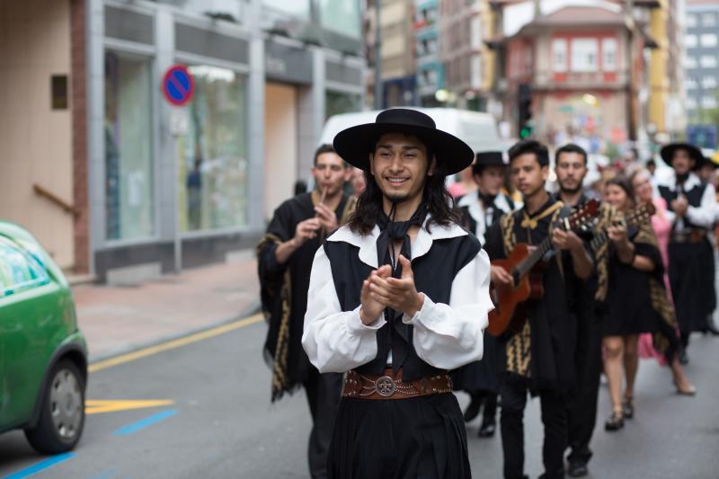 Grupos de cinco países, España, Argentina, Serbia, Tahutí y Sri Lanka participan en el Festival Folclórico Internacional de Avilés, donde protagonizan desfiles y dos galas.