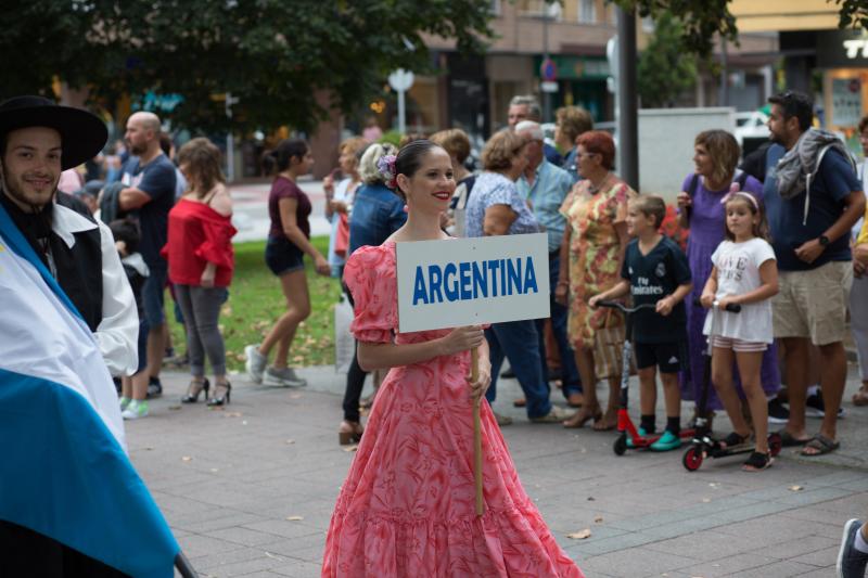 Grupos de cinco países, España, Argentina, Serbia, Tahutí y Sri Lanka participan en el Festival Folclórico Internacional de Avilés, donde protagonizan desfiles y dos galas.