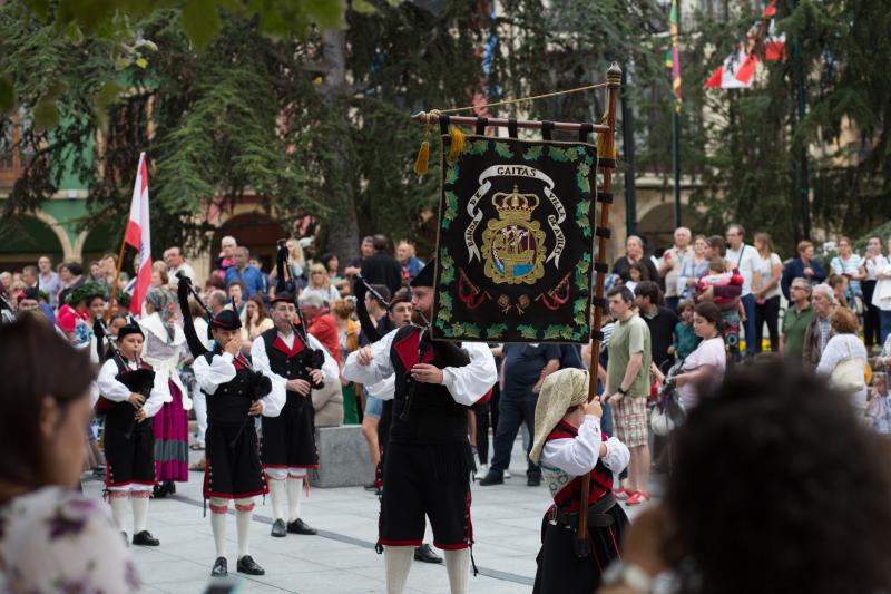 Grupos de cinco países, España, Argentina, Serbia, Tahutí y Sri Lanka participan en el Festival Folclórico Internacional de Avilés, donde protagonizan desfiles y dos galas.