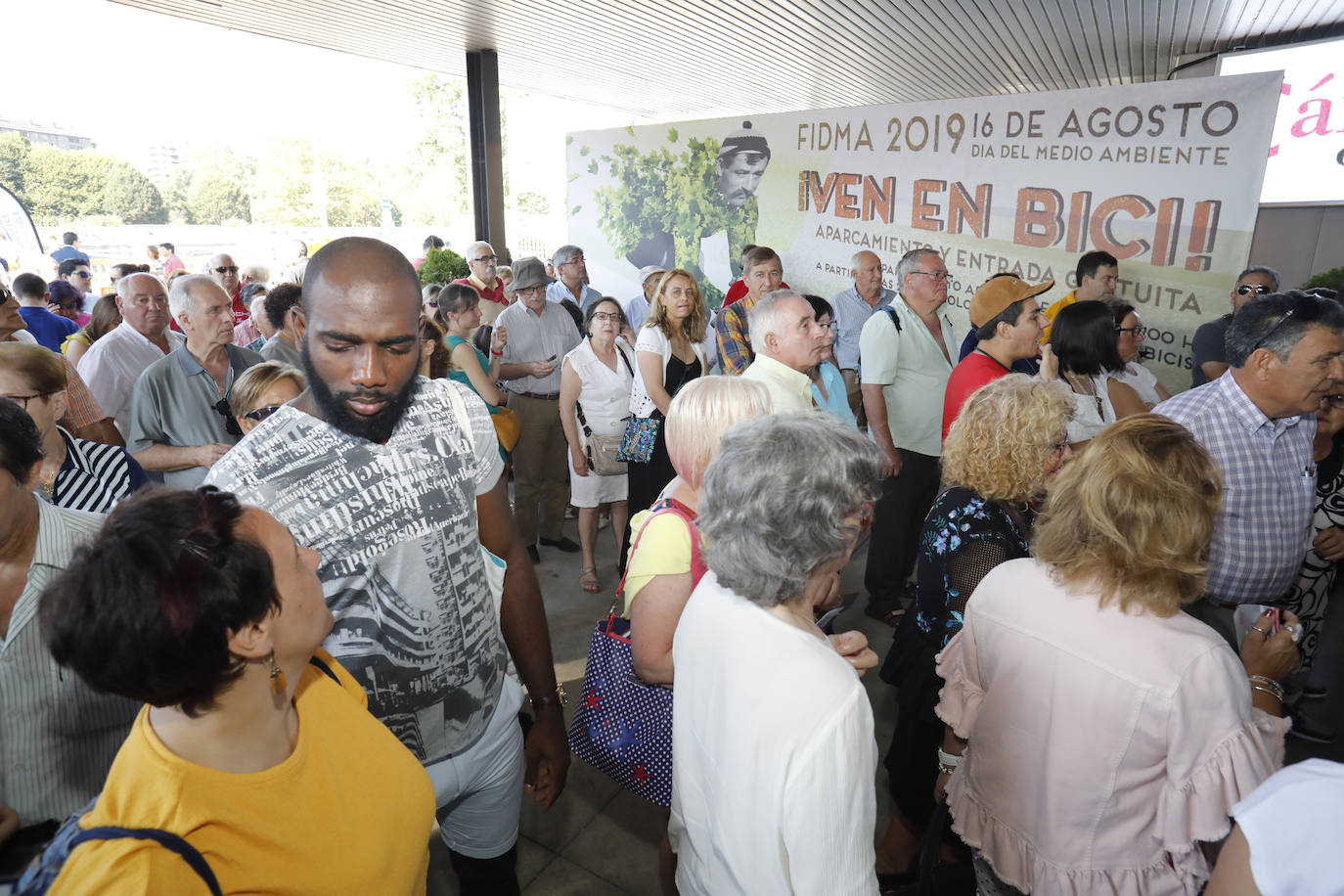 Los más rezagados todavía pueden acercarse hasta el recinto ferial Luis Adaro. Durante la jornada de este viernes miles de asturianos y turistas disfrutaron de las distintas alternativas que ofrece la Feria. 