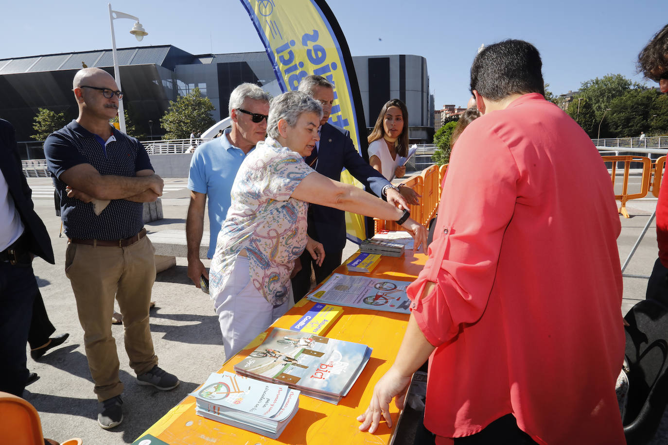 Los más rezagados todavía pueden acercarse hasta el recinto ferial Luis Adaro. Durante la jornada de este viernes miles de asturianos y turistas disfrutaron de las distintas alternativas que ofrece la Feria. 