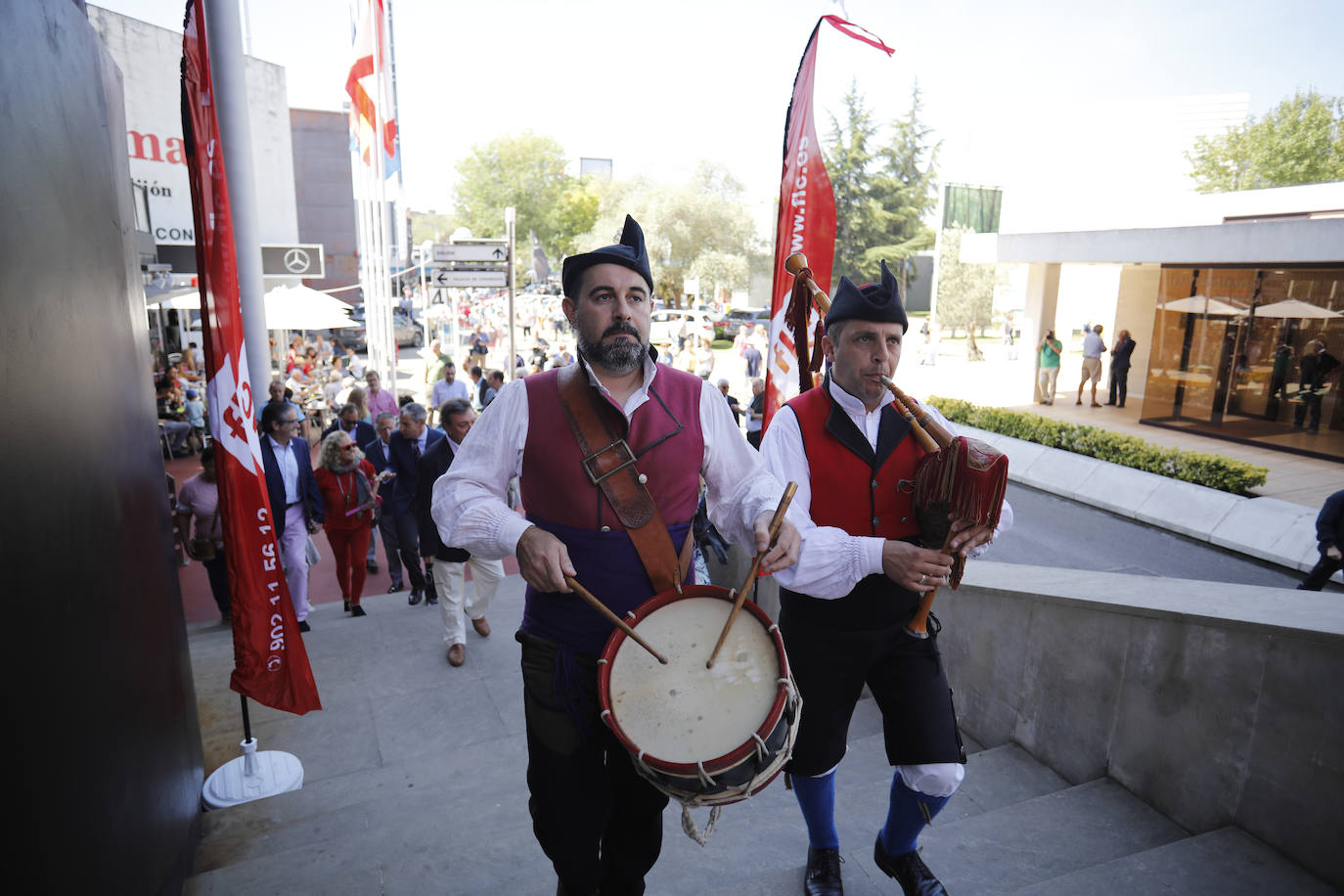 Los más rezagados todavía pueden acercarse hasta el recinto ferial Luis Adaro. Durante la jornada de este viernes miles de asturianos y turistas disfrutaron de las distintas alternativas que ofrece la Feria. 