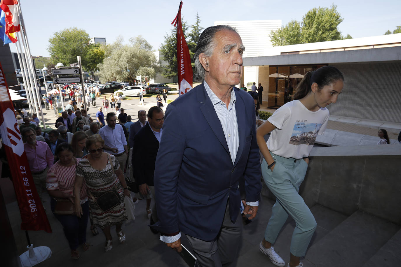 Los más rezagados todavía pueden acercarse hasta el recinto ferial Luis Adaro. Durante la jornada de este viernes miles de asturianos y turistas disfrutaron de las distintas alternativas que ofrece la Feria. 