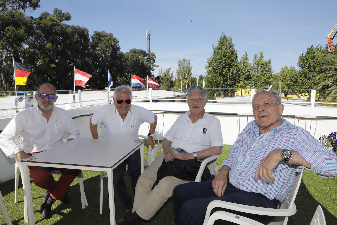 Los más rezagados todavía pueden acercarse hasta el recinto ferial Luis Adaro. Durante la jornada de este viernes miles de asturianos y turistas disfrutaron de las distintas alternativas que ofrece la Feria. 