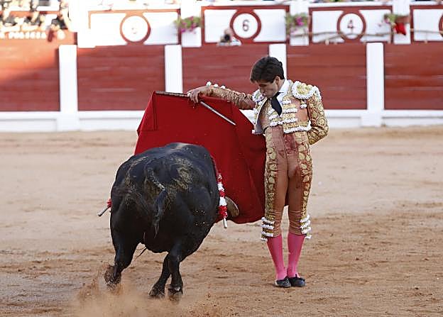 Lorenzo, con la muleta en la derecha, volvió a triunfar en El Bibio por segunda tarde consecutiva. 