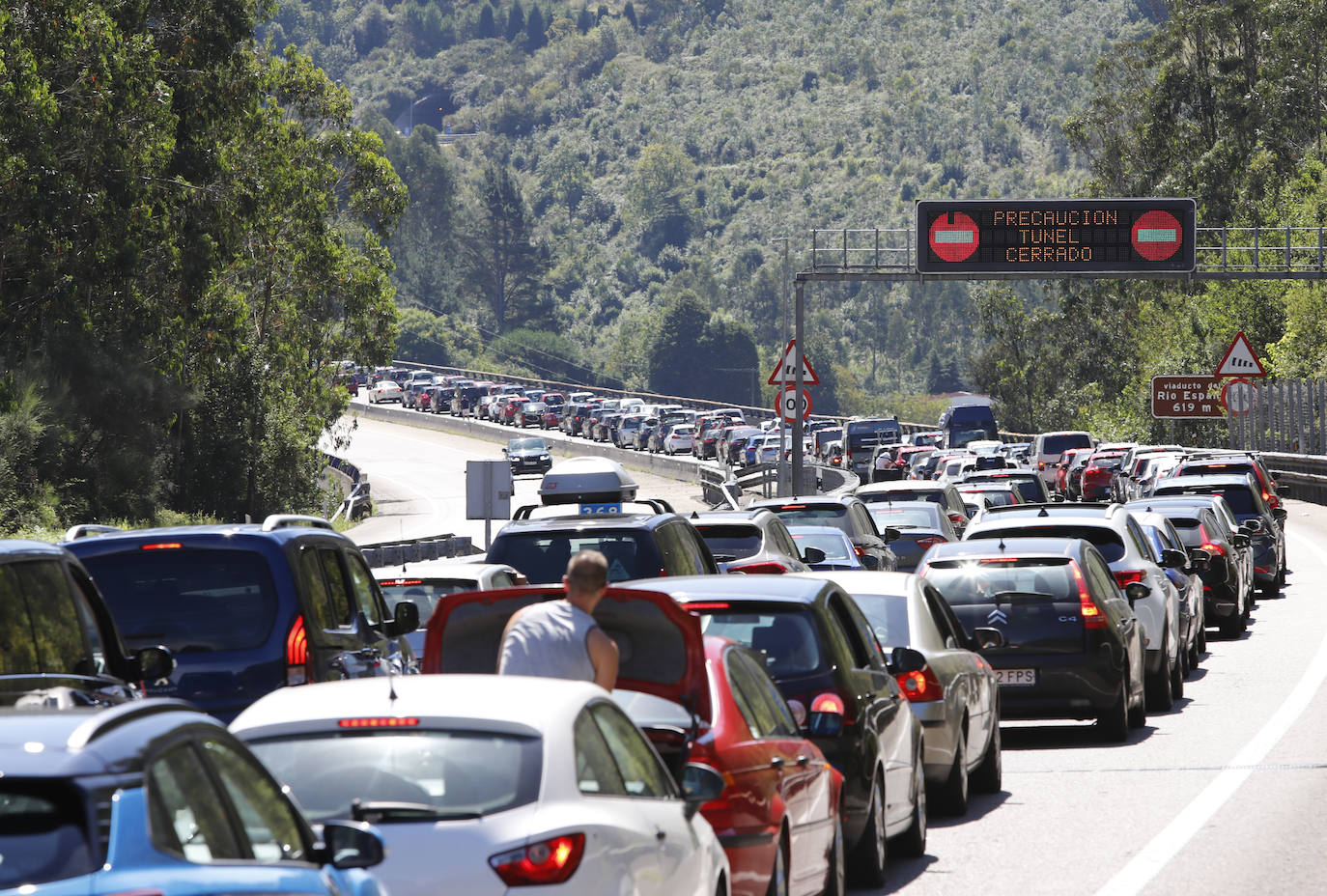 La afluencia a las playas provoca atascos kilométricos en la A-8, a la altura de Villaviciosa.