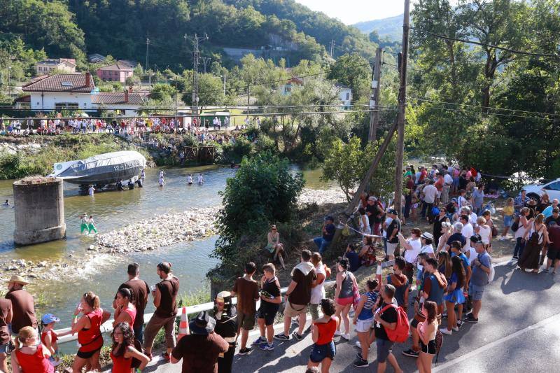 Cientos de personas se dan cita en una de las fiestas más populares del verano asturiano.