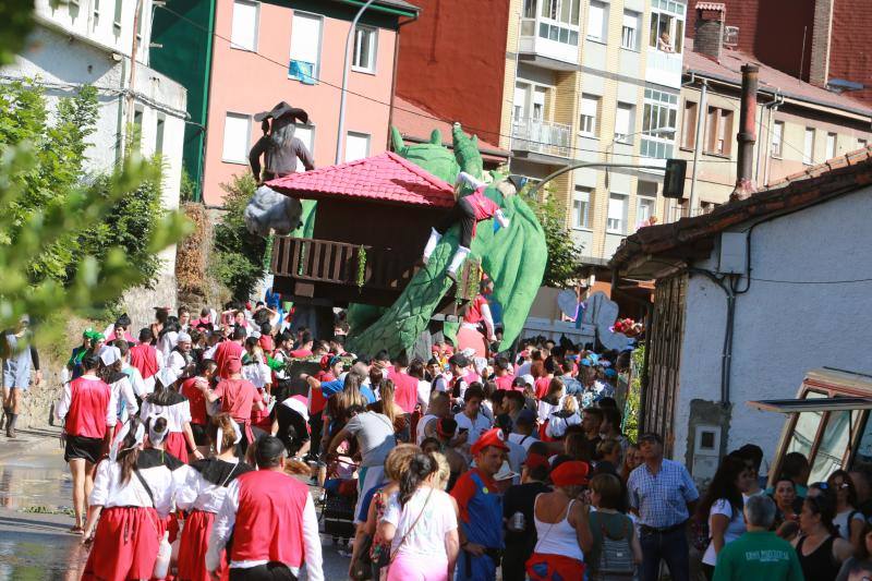 Cientos de personas se dan cita en una de las fiestas más populares del verano asturiano.