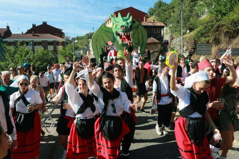 Cientos de personas se dan cita en una de las fiestas más populares del verano asturiano.