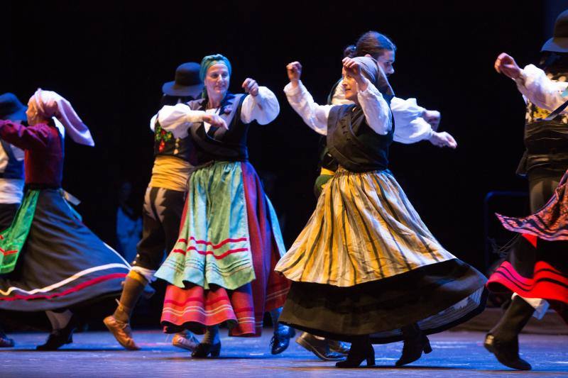 El auditorio del centro cultural avilesino acogió un espectáculo en el que tomaron parte grupos de Argentina, Serbia, Sri Lanka y Tahíti. 