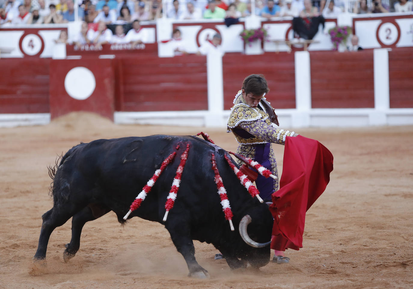 Los diestros José Antonio «Morante de la Puebla» esculpió hoy en Gijón una auténtica obra de arte a su segundo toro, al que cortó las dos orejas, y salió a hombros junto a Julián López «El Juli», al que regalaron otras dos del quinto, en una tarde en la que Aguado se cerró la Puerta Grande con la espada. 