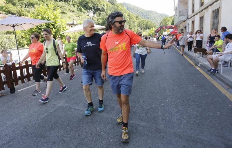 El consejero de Desarrollo Rural, Alejandro Calvo, y los regidores de siete concejos asturianos suscriben un manifiesto para combatir la despoblación.