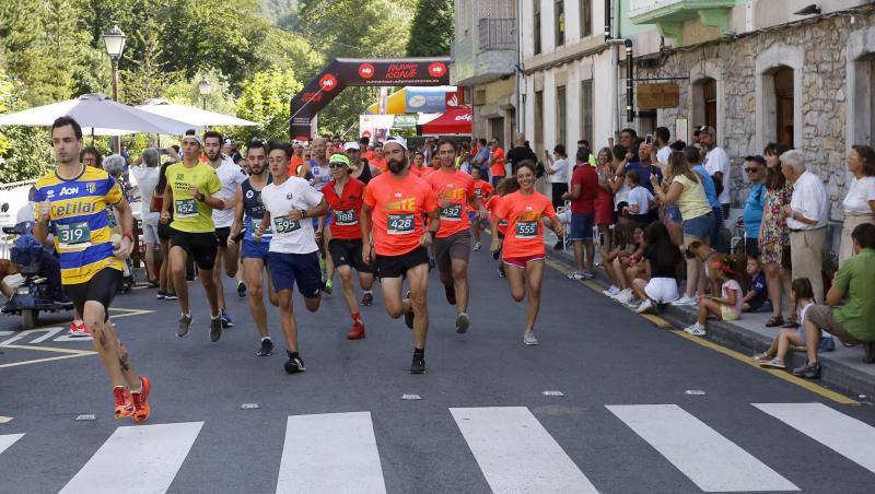 El consejero de Desarrollo Rural, Alejandro Calvo, y los regidores de siete concejos asturianos suscriben un manifiesto para combatir la despoblación.