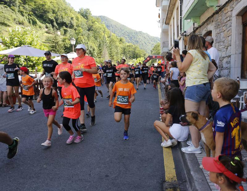 El consejero de Desarrollo Rural, Alejandro Calvo, y los regidores de siete concejos asturianos suscriben un manifiesto para combatir la despoblación.