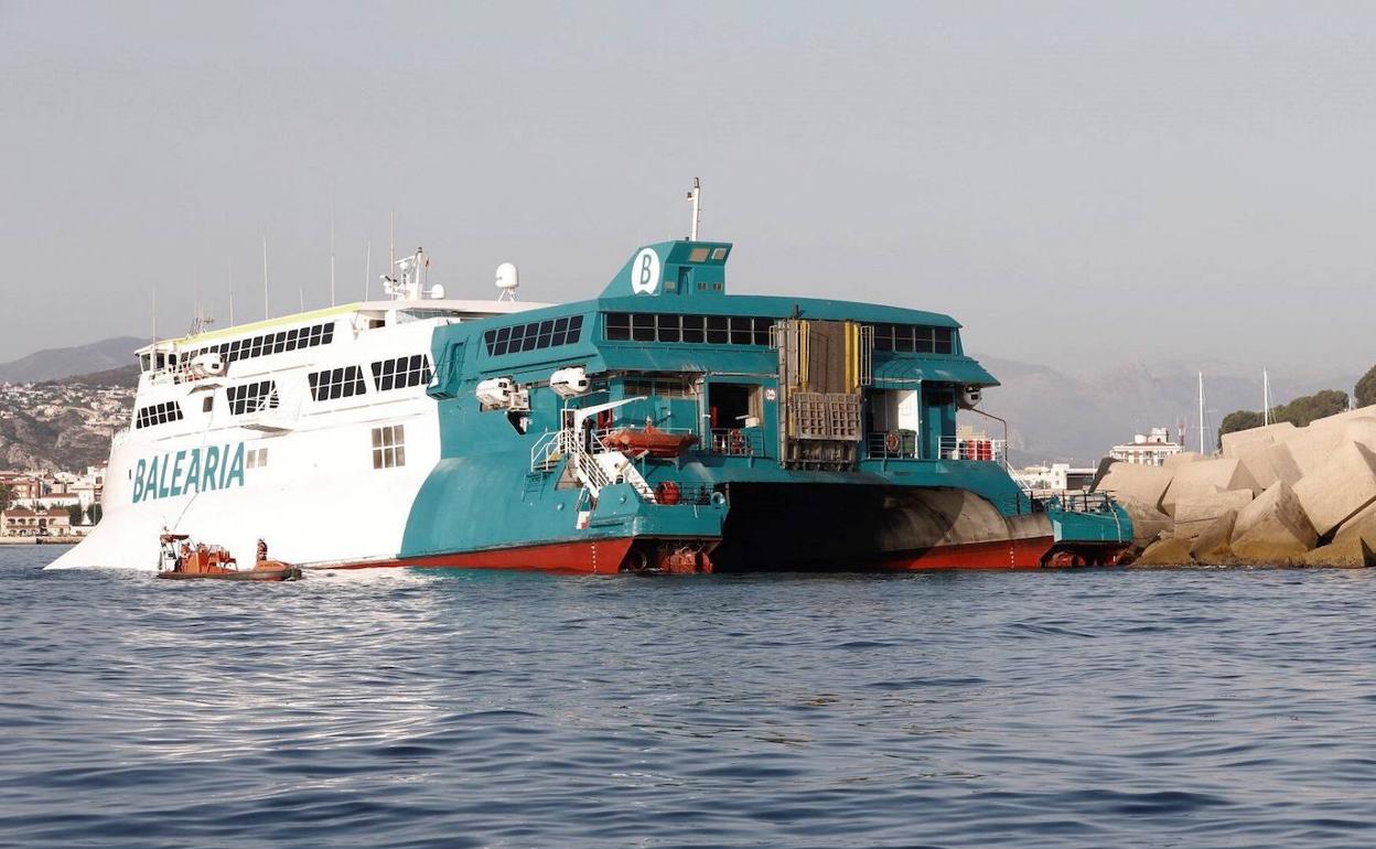 El ferry que ha encallado en Dénia (Alicante).
