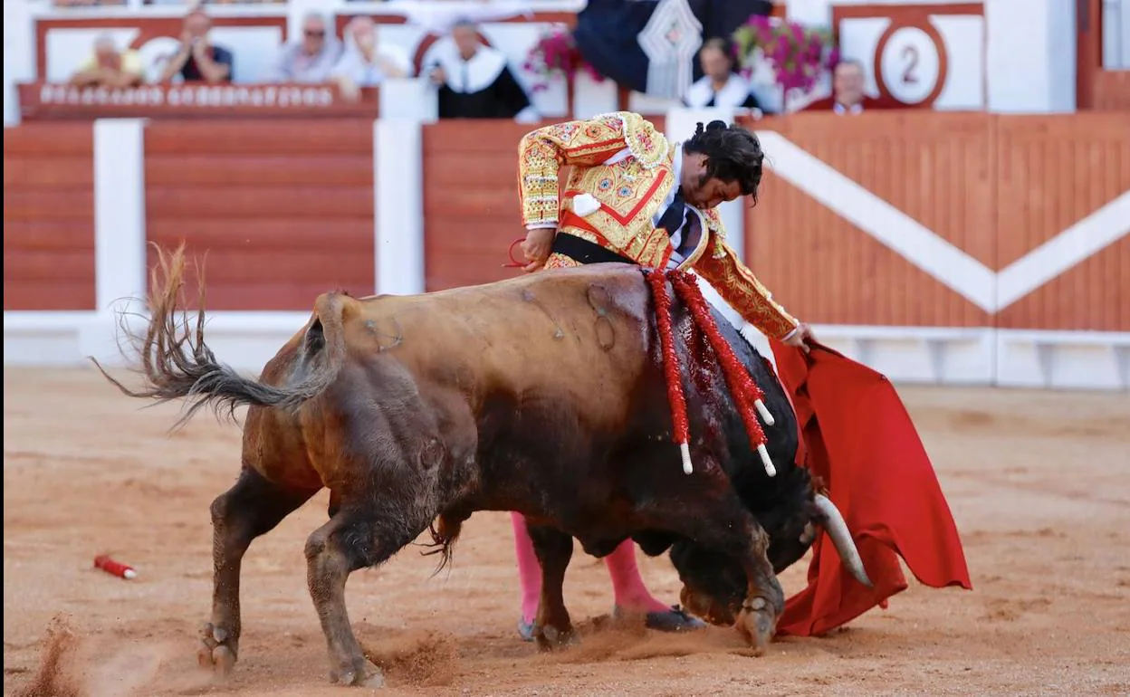 Gijón enloquece con Morante y pierde el norte con El Juli